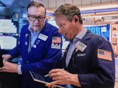 As ações dos EUA permanecem relativamente estáveis após a Suprema Corte derrubar as tarifas de Trump