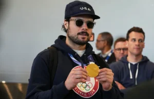 A estrela do Toronto Maple Leafs, Auston Matthews, ‘não deveria mais usar o "C"dizem alguns fãs após a visita da equipe dos EUA com Trump na Casa Branca