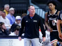 Nº 21 de Miami (OH) comícios contra Western Michigan depois que Travis Steele envia alto-falante voando em explosão antes do intervalo