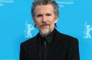 Ethan Hawke sobre se as estrelas deveriam falar sobre política: ‘O último lugar que você provavelmente quer procurar’ é um ‘grupo de artistas bêbados e com jet lag’