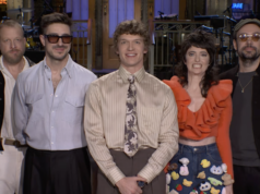 Connor Storrie fica com Sarah Sherman na promoção do SNL