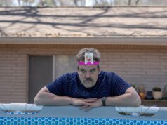 Crítica da DTF St. Louis: O triângulo amoroso de Jason Bateman, David Harbour e Linda Cardellini chia e depois fracassa