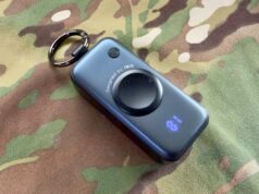 Comprei este carregador sem fio bizarro para meu Apple Watch e ele já me salvou várias vezes