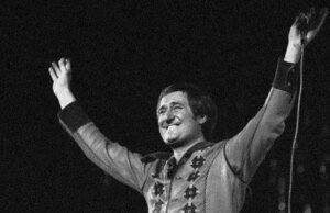 Neil Sedaka, lendário cantor e compositor por trás de ‘Breaking Up Is Hard to Do’, ‘Bad Blood’ e ‘Love Will Keep Us Together’, morre aos 86 anos