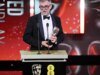 Paul Thomas Anderson diz ‘Eu me sinto como a garota mais bonita da sala’ depois de ganhar o prêmio BAFTA de melhor diretor, dedica o prêmio ao falecido produtor de ‘One Battle’, Adam Somner