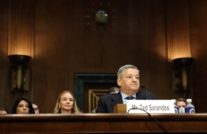 Sarandos Schleps vai à Casa Branca para contra-atacar a vantagem potencial da Paramount na oferta do WBD