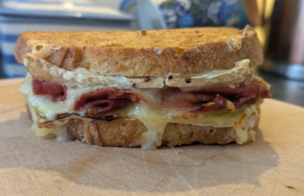 O segredo para um queijo grelhado perfeito? Sua confiável fritadeira de ar