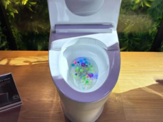 O novo vaso sanitário do Toto lava a própria borda para que você não precise fazer isso