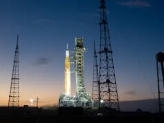 O foguete lunar da NASA está prestes a deixar a plataforma de lançamento, mas não vai em direção ao céu