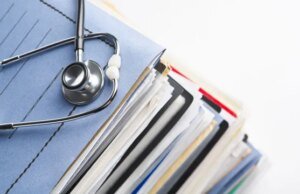 Como o acordo de “autorização prévia” de Trump coloca os pacientes à frente da papelada