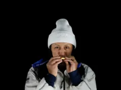 O presidente Trump homenageia o ícone olímpico do bobsled dos EUA. Ela lhe dá uma medalha