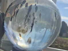 Incêndio iniciado pelo reflexo do sol em ornamento de vidro