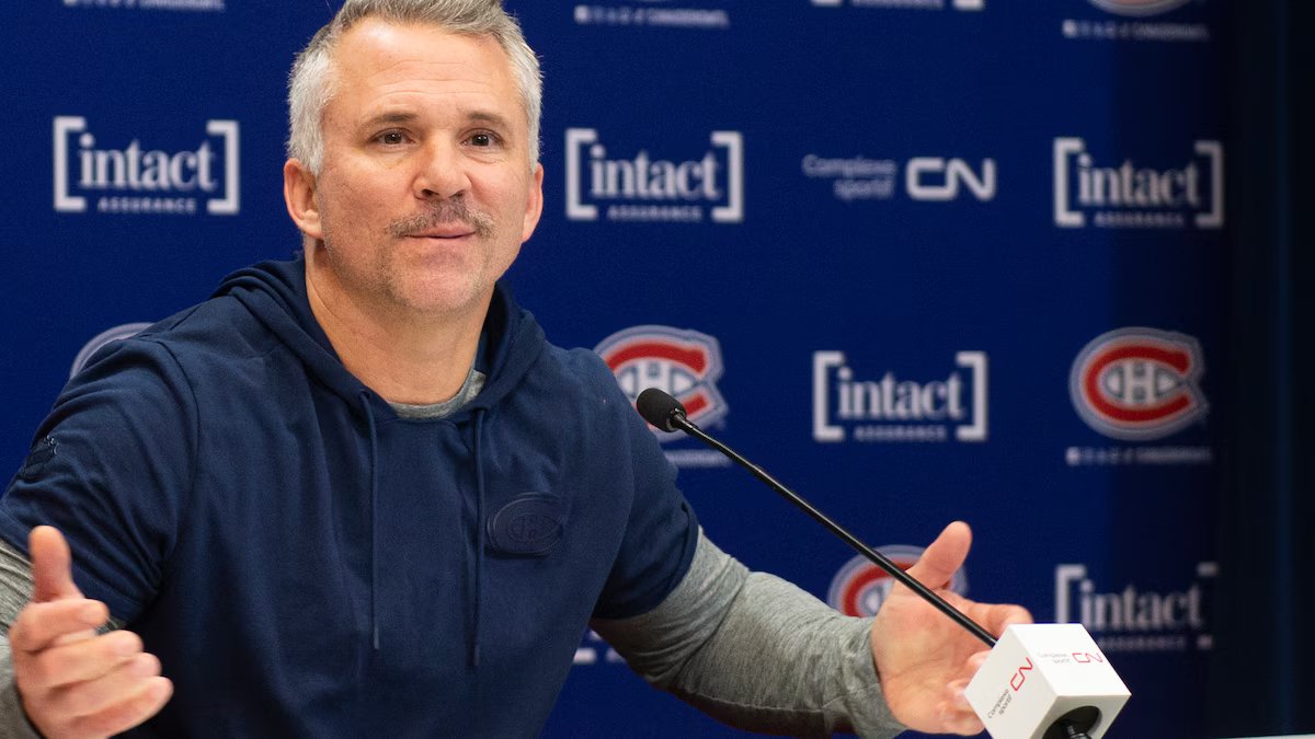 EM VÍDEO | «Posez-moi de boas perguntas!»: Martin St-Louis impaciente envers les jornalistas lors d’un point de presse
