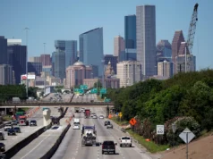 A taxa de crescimento desacelerou nas áreas metropolitanas dos EUA em 2025, com quedas mais acentuadas ao longo da fronteira sul