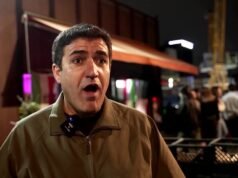 Iranianos em Seul comemoram após a morte de Khamenei em ataques aéreos