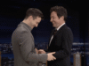 A estrela de Bridgerton, Luke Thompson, ensina a Jimmy Fallon uma dança elegante do show