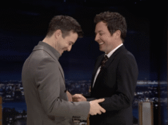A estrela de Bridgerton, Luke Thompson, ensina a Jimmy Fallon uma dança elegante do show