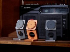 Um carregador. Três dispositivos. Zero desordem na cabeceira.