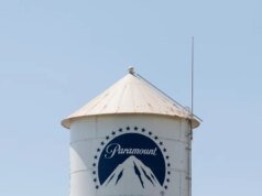 Senadores democratas exigem que a FCC conduza uma análise do investimento estrangeiro do acordo Paramount-Warner Bros. com apoio de fundos do Oriente Médio, da chinesa Tencent