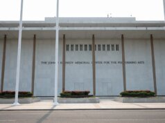 A deputada Joyce Beatty busca ordem judicial para retirar o nome de Donald Trump do Kennedy Center e interromper o fechamento planejado