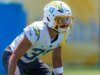 A canadense Deane Leonard recebe o prêmio Ed Block Courage pelo Los Angeles Chargers