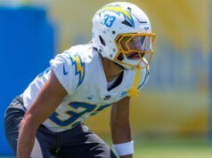 A canadense Deane Leonard recebe o prêmio Ed Block Courage pelo Los Angeles Chargers