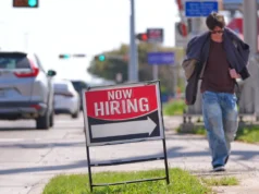 As vagas de emprego caíram para 6,9 milhões em fevereiro, outro indício de lentidão nas contratações nos Estados Unidos