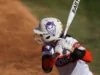 O softball da Northwestern State vence o jogo apesar de não ter rebatido, graças a 5 caminhadas, HBP e erro no primeiro inning