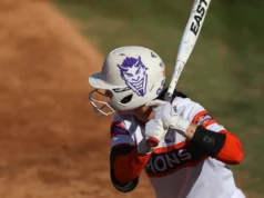 O softball da Northwestern State vence o jogo apesar de não ter rebatido, graças a 5 caminhadas, HBP e erro no primeiro inning