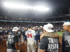 Clássico Mundial do Beisebol: Bryce Harper parabeniza jogadores venezuelanos durante comemoração em campo após derrota nos EUA