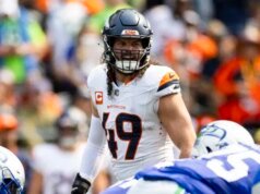 O ex-jogador do CFL Alex Singleton recebendo o prêmio Ed Block Courage da NFL pelo Denver Broncos