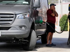 O sentimento do consumidor atinge o nível mais baixo desde dezembro, à medida que os americanos começam a sentir os efeitos da guerra