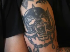 ‘Um grande evento’: sexta-feira, 13, traz viciados em tinta para lojas de tatuagem em Edmonton