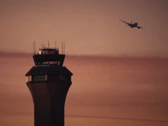 Autoridades investigam acidente entre aviões da Alaska Airlines e da FedEx pousando em Newark