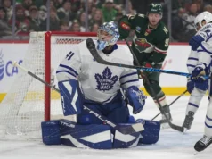 Groulx marca duas vezes enquanto Maple Leafs segura e vence o Wild por 4-2