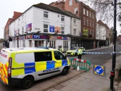 Sete pessoas gravemente feridas e um homem preso quando pedestres atropelaram um carro