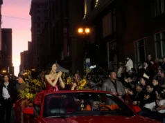 A atleta olímpica Eileen Gu lidera o desfile anual do Ano Novo Chinês em sua cidade natal, São Francisco