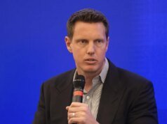 O CEO da Paramount, David Ellison, reúne-se com os principais líderes do WBD, fala sobre cortes de custos, perspectivas de filmes e outros aspectos da fusão de US$ 110 bilhões