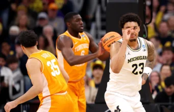 A enxurrada de 21-0 do número 1 do Michigan no primeiro tempo contra o número 6 do Tennessee coloca os Wolverines na Final Four