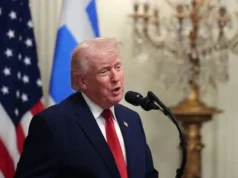 Israel atinge o ‘coração de Teerã’ enquanto Trump atrasa prazo do Estreito de Ormuz