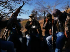 Eles estavam sob o cerco de um cartel mexicano. Agora estes civis contra-atacam com AK-47 e granadas