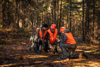 Da ajuda financeira aos organismos que veulent favorecem o alívio da caça e da pesca