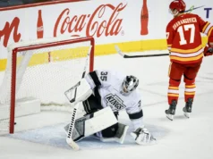 Yegor Sharangovich marca nos pênaltis para levantar o Flames sobre o Kings por 3-2, estendendo a seqüência de vitórias para 4 jogos