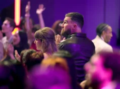 Taylor Swift e Travis Kelce dançam ‘Onde diabos está meu marido?’