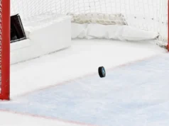 Jogador de hóquei do ensino médio que perdeu a família em um tiroteio em Rhode Island envia o time para o jogo do título estadual com gol 2OT