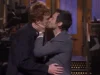 Harry Styles abordou esses rumores de queerbaiting beijando Ben Marshall durante seu monólogo ‘SNL’