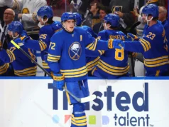 Thompson foi homenageado pela medalha de ouro olímpica e depois marcou na vitória do Sabres por 3 a 2 sobre os Golden Knights.