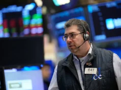 Petróleo cai mais de 4% e ações asiáticas ganham com conversa de Trump sobre negociações com o Irã