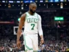 Jaylen Brown foi expulso do confronto Celtics-Spurs por discussão acalorada com dirigentes, reclama nas redes sociais no intervalo