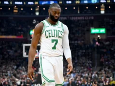 Jaylen Brown foi expulso do confronto Celtics-Spurs por discussão acalorada com dirigentes, reclama nas redes sociais no intervalo